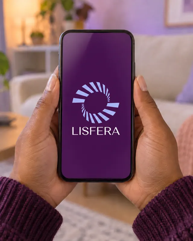 Mãos seguram um celular com a tela de abertura do app da Comunidade LISFERA.