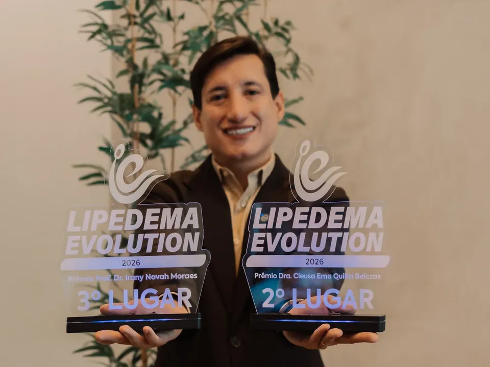 Dr. Diego Torrico segurando os troféus de 2º e 3º lugar em pesquisa científica do Congresso Lipedema Evolution 2026.